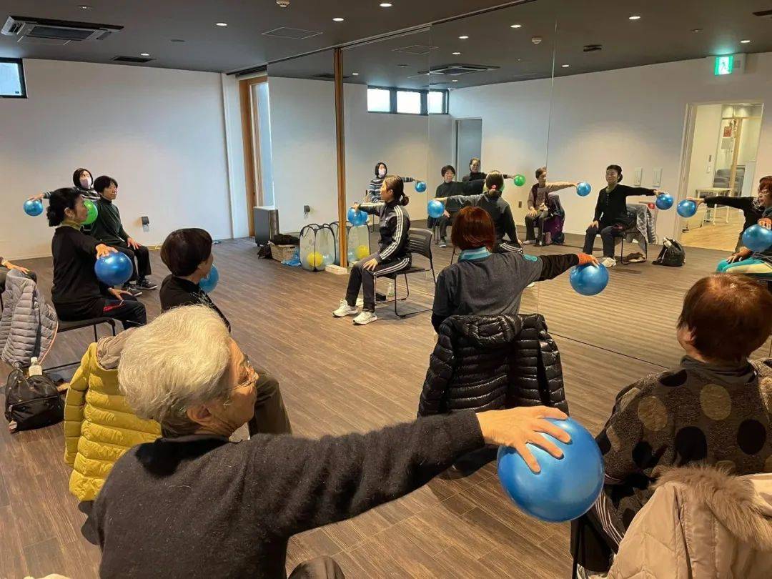 日本养老神话，也“塌房”了？