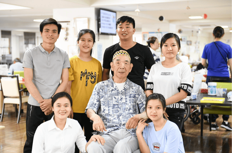 日本养老神话，也“塌房”了？