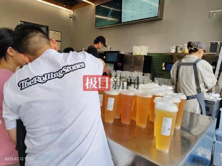 外卖大战：点20单17单免费，骑手日赚上千不舍休息，店员累惨