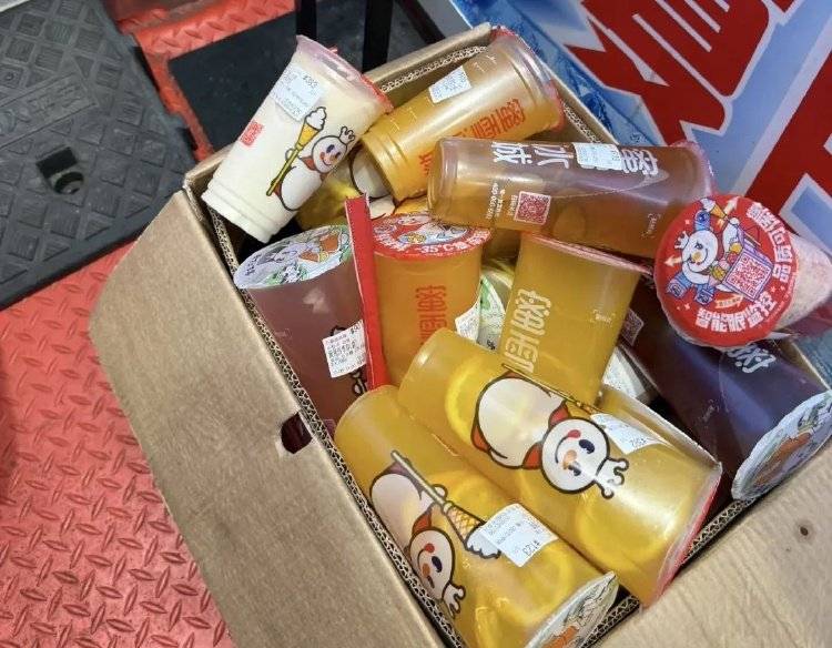 外卖大战：点20单17单免费，骑手日赚上千不舍休息，店员累惨