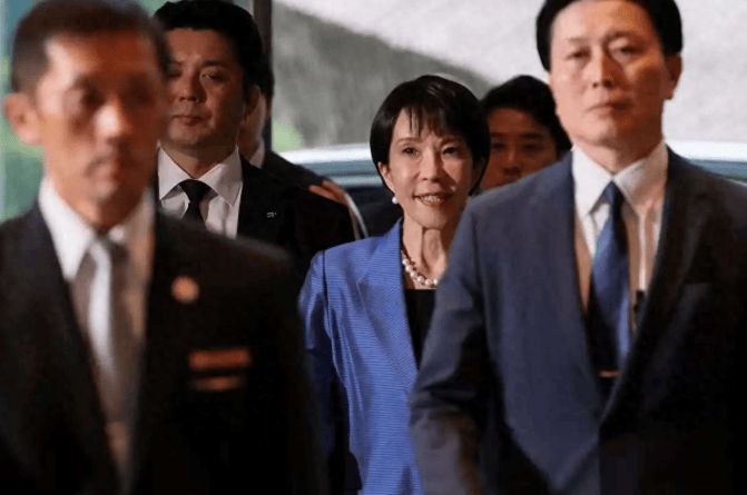 迟迟等不到北京贺电后,高市早苗公开道歉,日本社会面临巨大难题,特朗普将上门要账,释放信号强烈