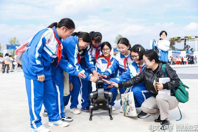 仿生四足机器人、飞行模拟器……好酷的课前预热！35支成都科技团队亮出家底绝活