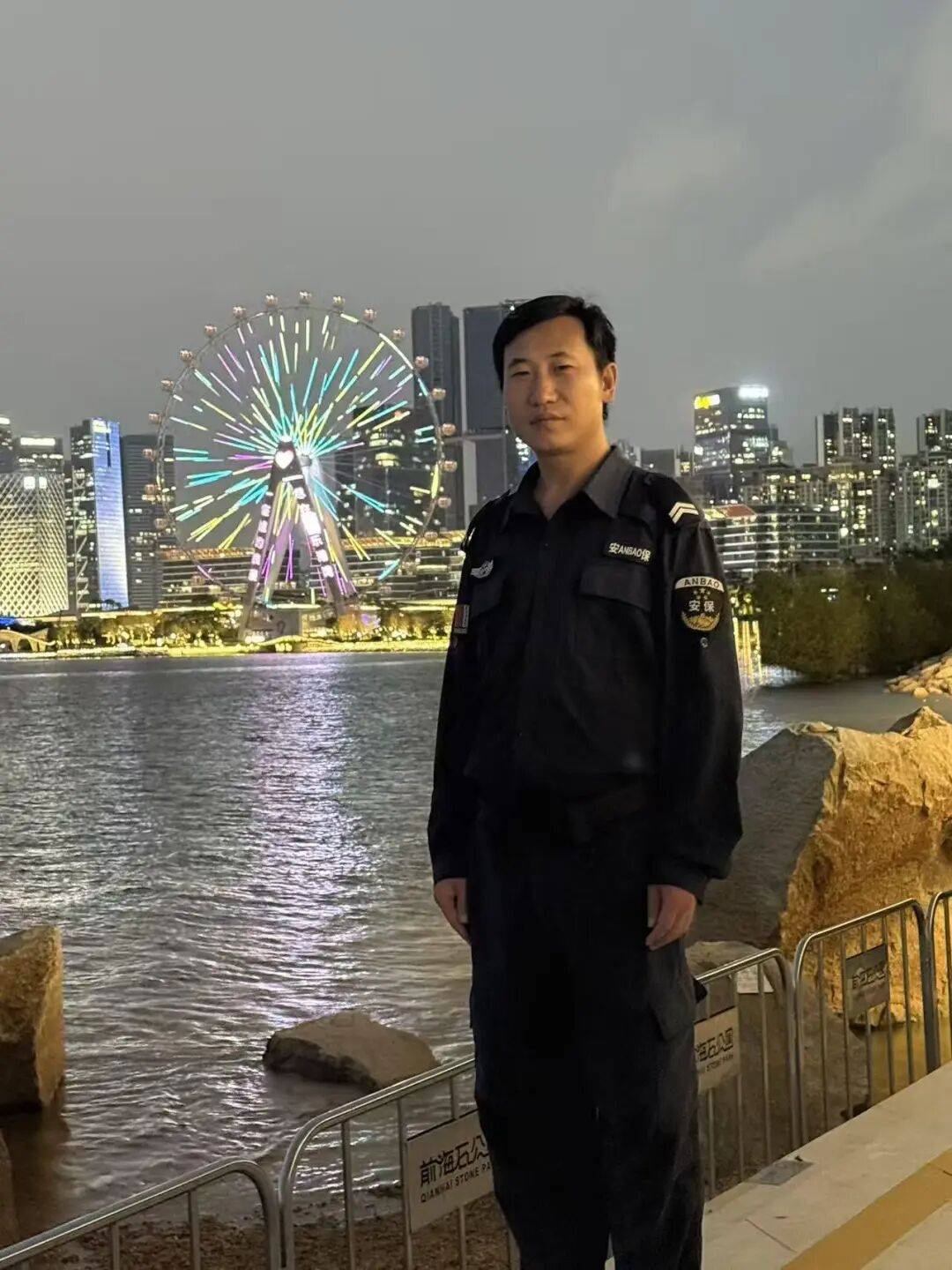 深夜,一白衣女子在深圳知名景区,做出反常举动!路过保安紧追,冲进大海……