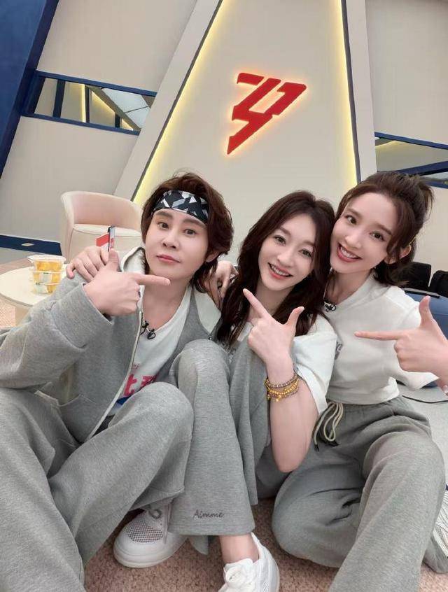 向太晒和李小冉通话视频,李小冉表示不知道自己唱歌那么难听