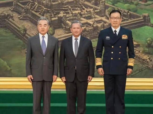 中国邻国联手挑衅,关键时刻,王毅直奔东盟,中方换了新打法